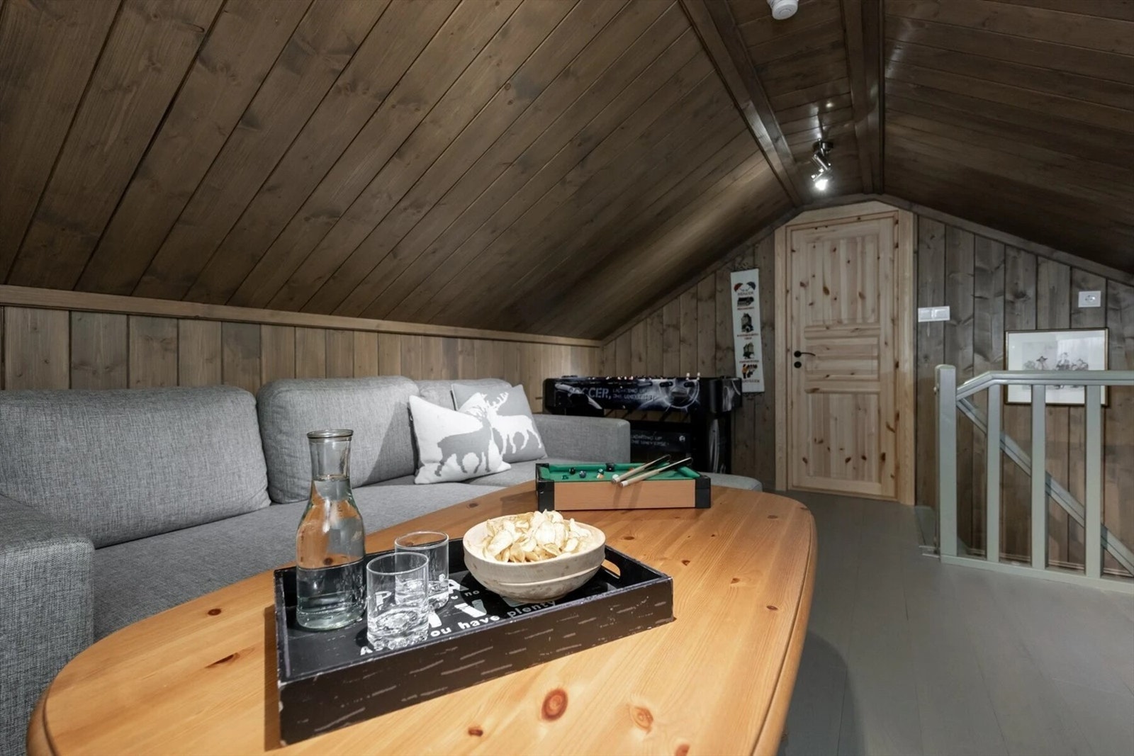 Koselig loftsstue/tv-stue på hemsen. Galleribilde