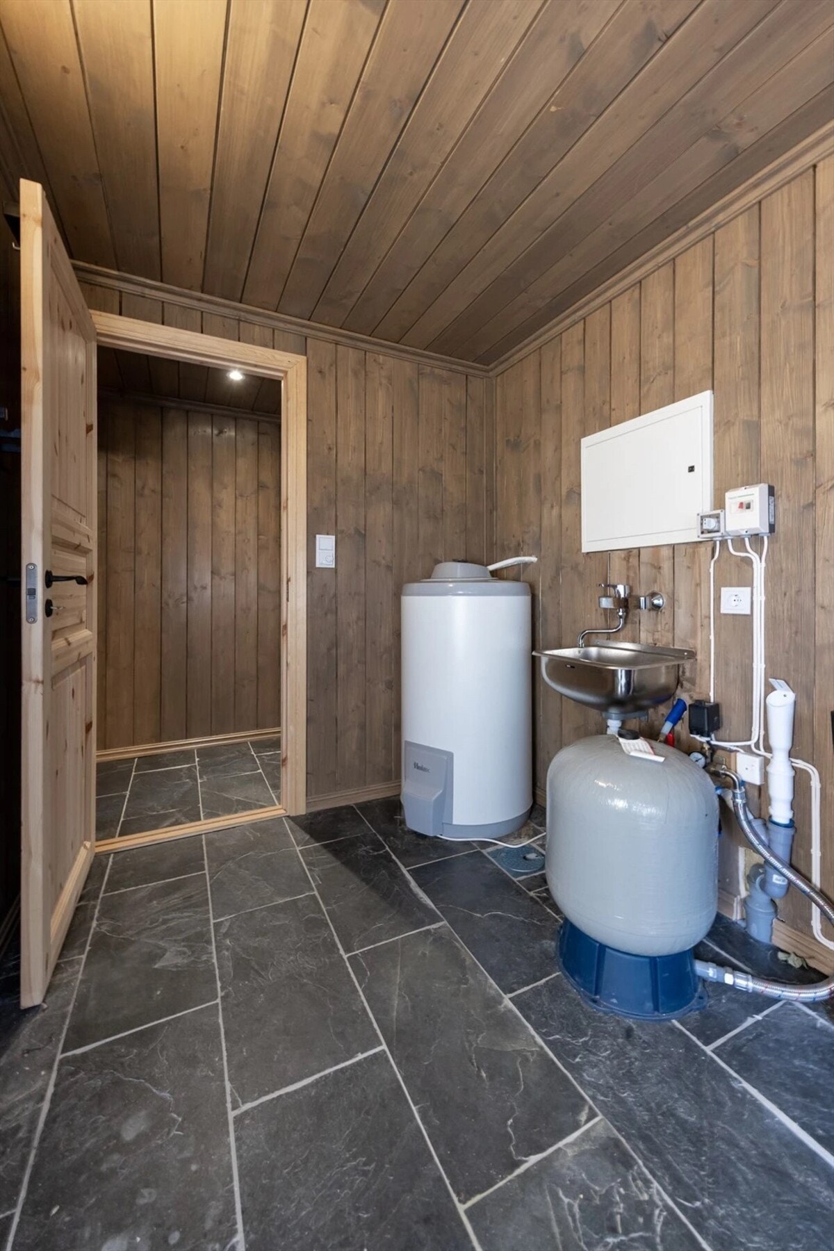 Teknisk rom med egen utgangsdør - varmekabler i gulv - svært praktisk vinterstid. Galleribilde