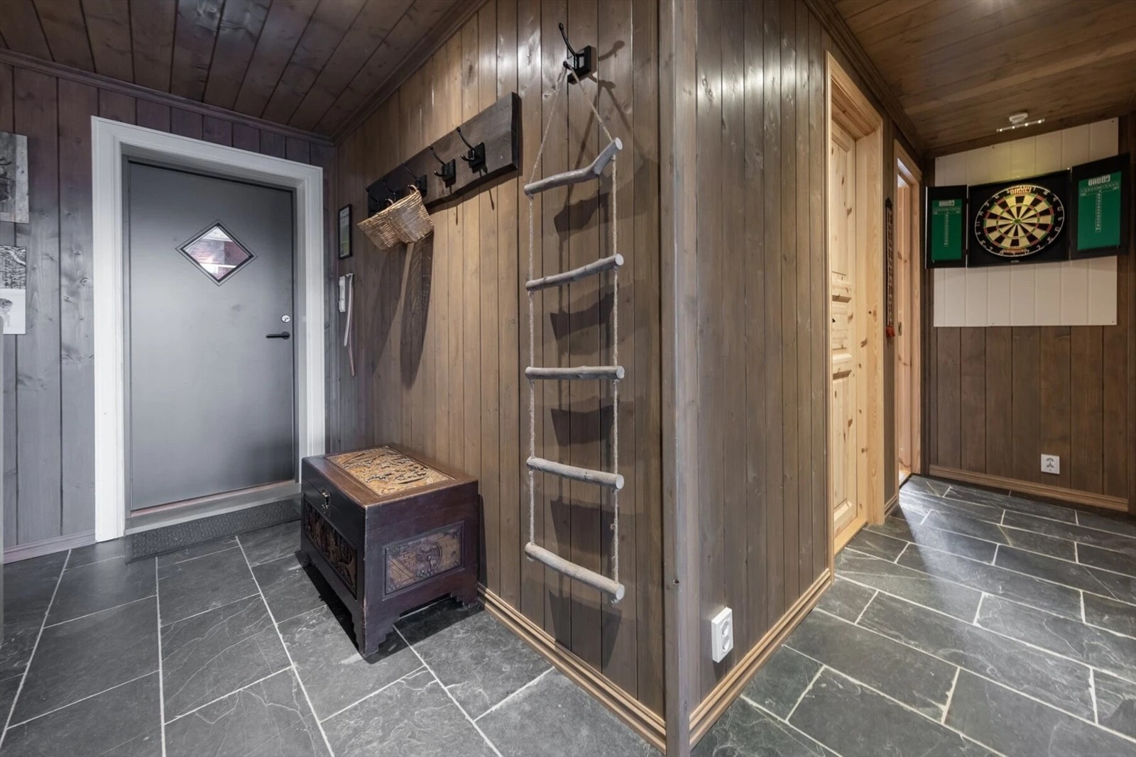 Praktisk med flislagt gulv og varmekabler i inngangspartiet! Galleribilde