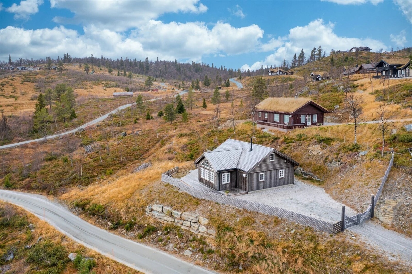 Hytta ligger i en sydvendt helling som har lang solgang og flott utsikt. Galleribilde