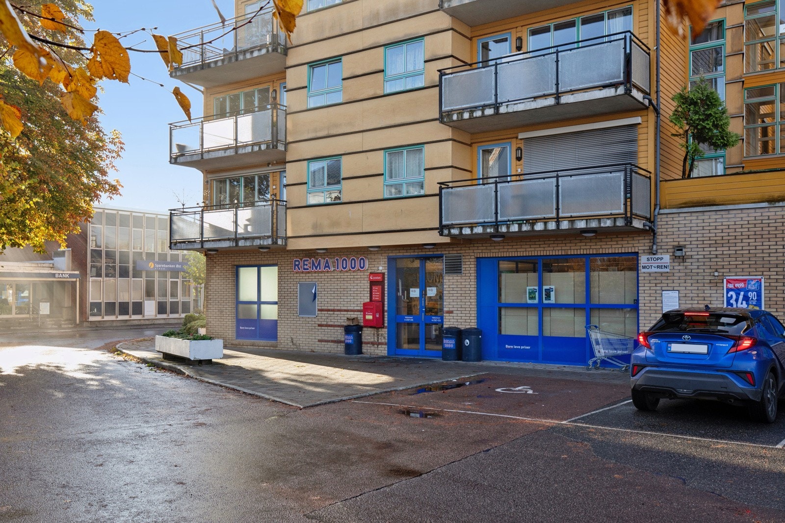 Fra boligen er det kun minutter gange til dagligvare og Mjøndalen stasjon. Galleribilde