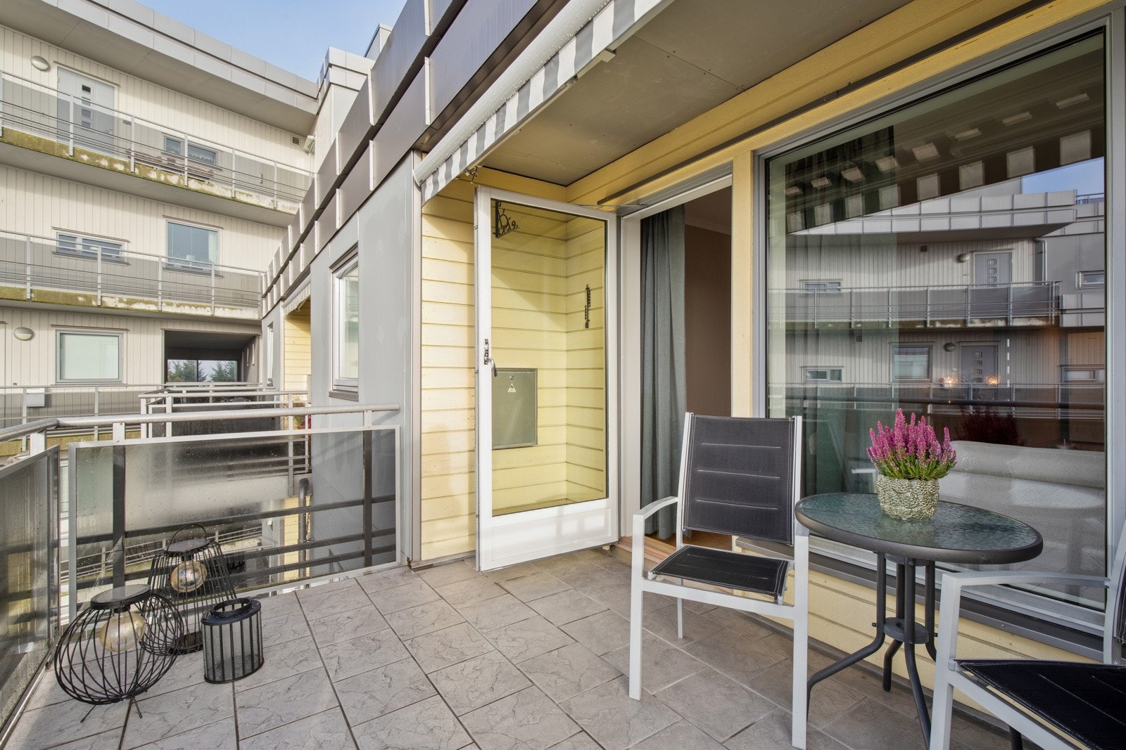 Balkongen har god plass til en sittegruppe. Galleribilde