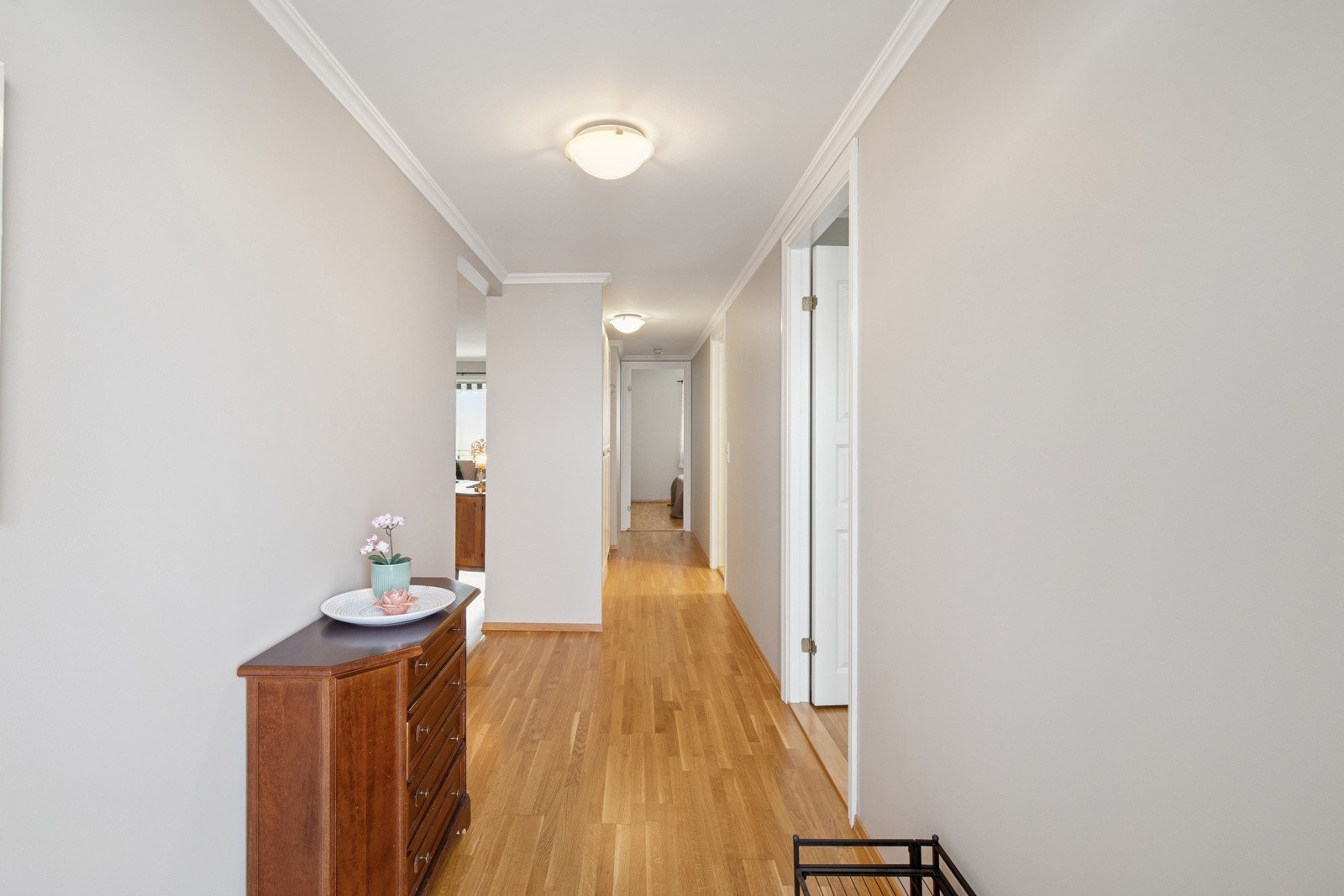 Her blir du ønsket velkommen i en romslig entré med god plass til å henge fra seg yttertøy og sette fra seg sko. Galleribilde