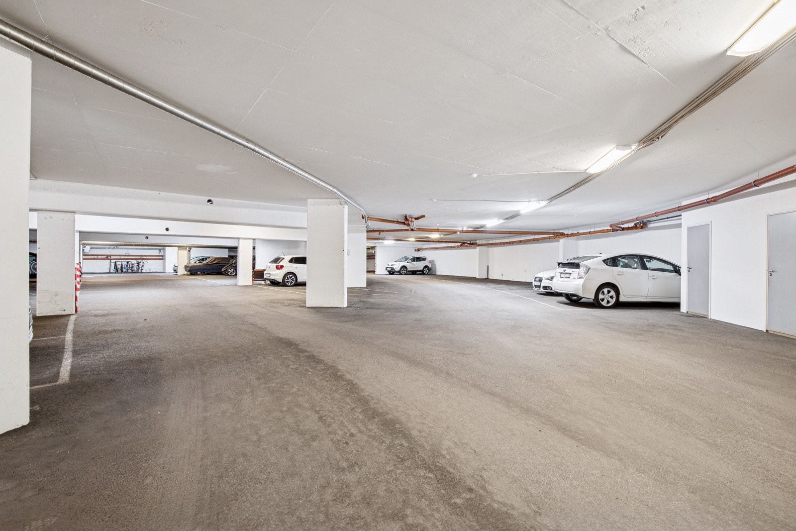 Felles kjeller med mulighet for leie av parkeringsplass. Galleribilde