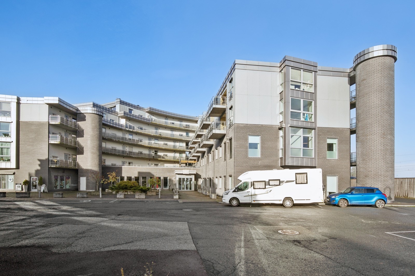 Eiendommen er opparbeidet med asfalterte adkomstveier og parkeringsplasser, gårdsplass og noe grøntområder. Galleribilde