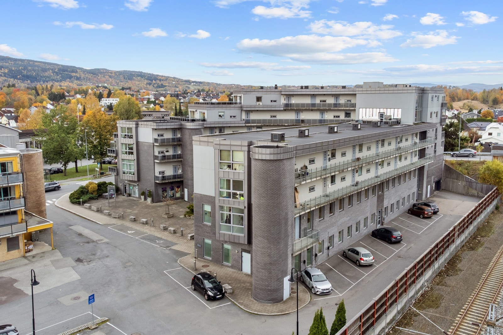 Bygget står i Mjøndalen sentrum, dette gjør at det er gangavstand til "alt" en skulle trenge. Galleribilde