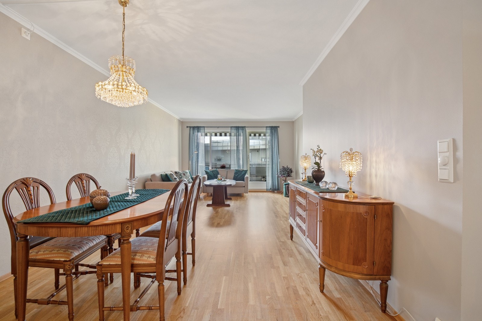 Stuen er malt i moderne farger, og byr på godt med naturlig lys fra gode vindusflater. Galleribilde