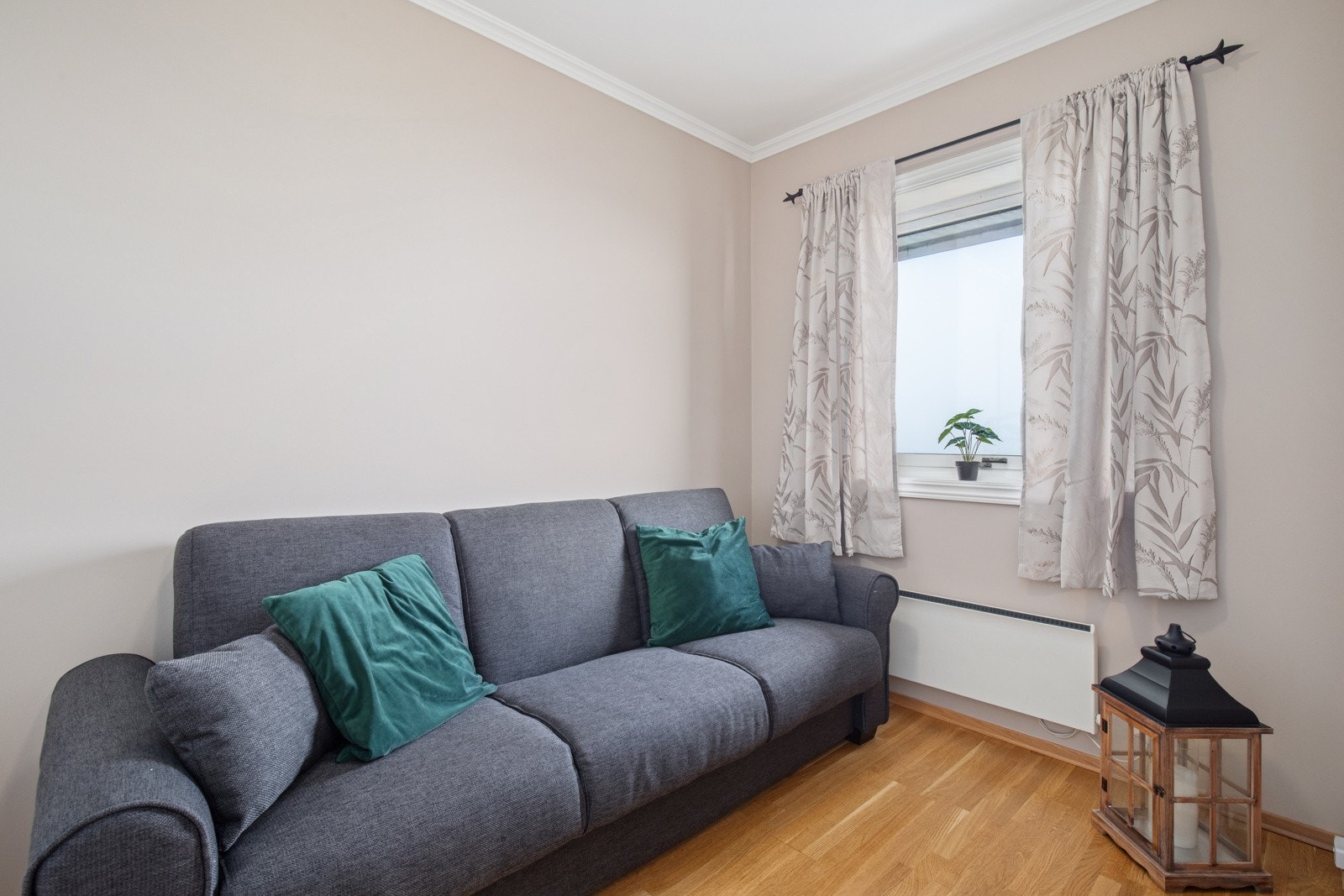 Leilighetens første soverom er like ved entreen og passer perfekt som gjesterom, barnerom eller hjemmekontor. Galleribilde