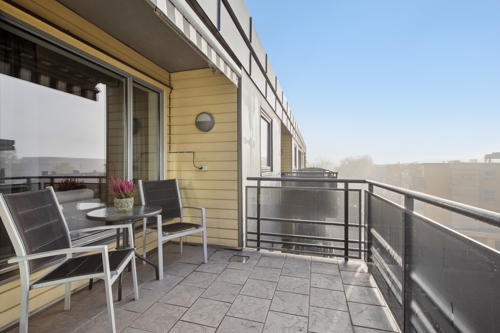 På balkongen er det keramiske fliser i gulv og rekkverk av glass og aluminium. Galleribilde