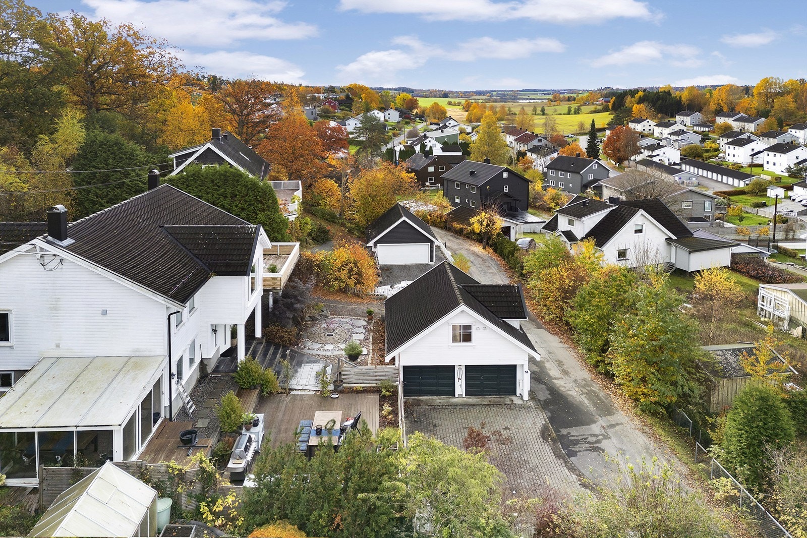 Boligen ligger i et rolig, landlig område, med kort gangavstand til Ski sentrum Galleribilde