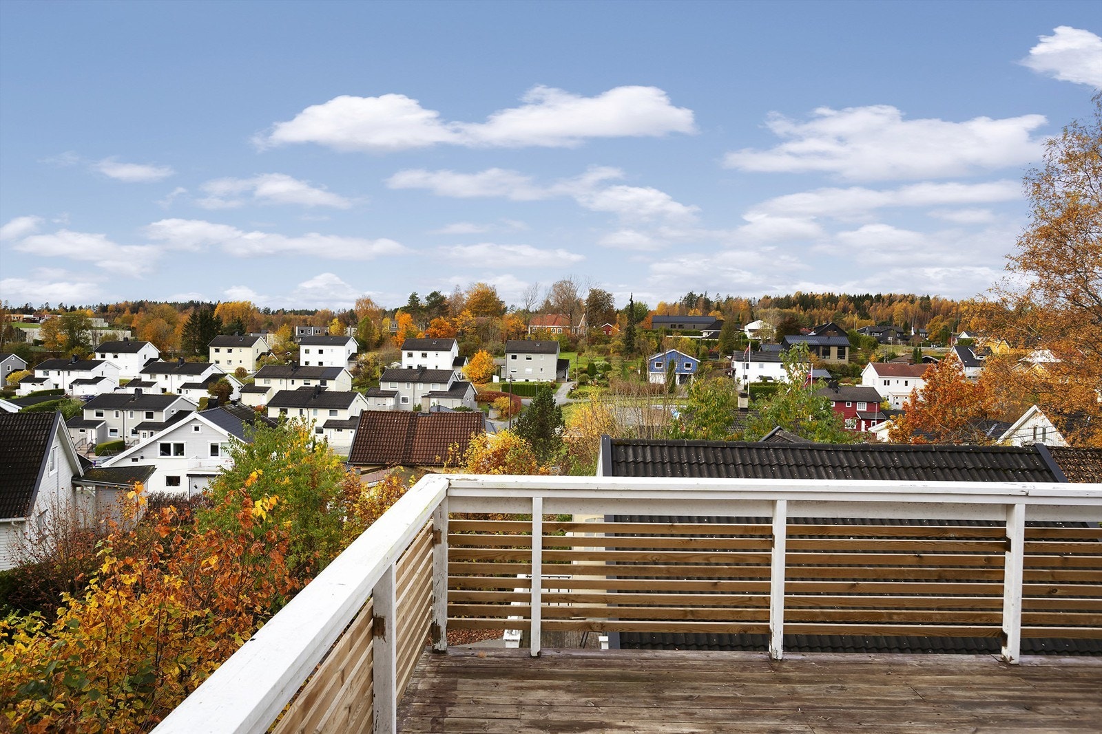 Verandaen er på ca. 32 kvm med flott utsikt Galleribilde