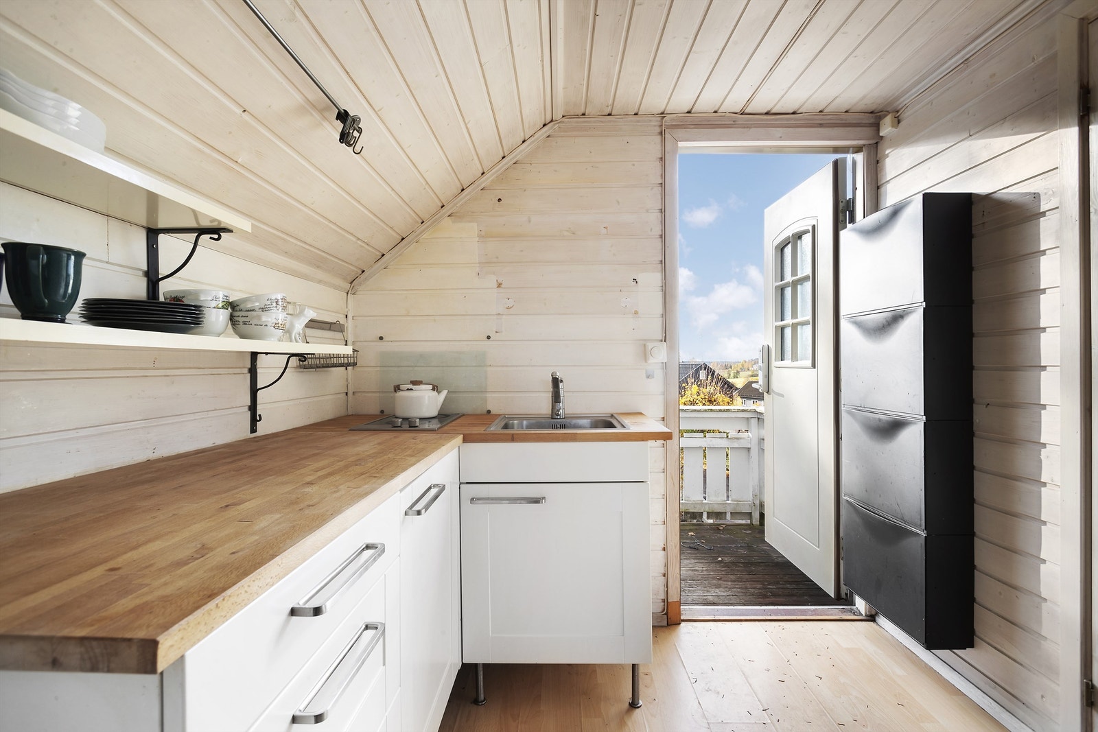 Over garasjen er det et innredet loft med oppholdsrom, kjøkkenkrok med hybelkjøkken og bad(ikke byggemeldt) Galleribilde