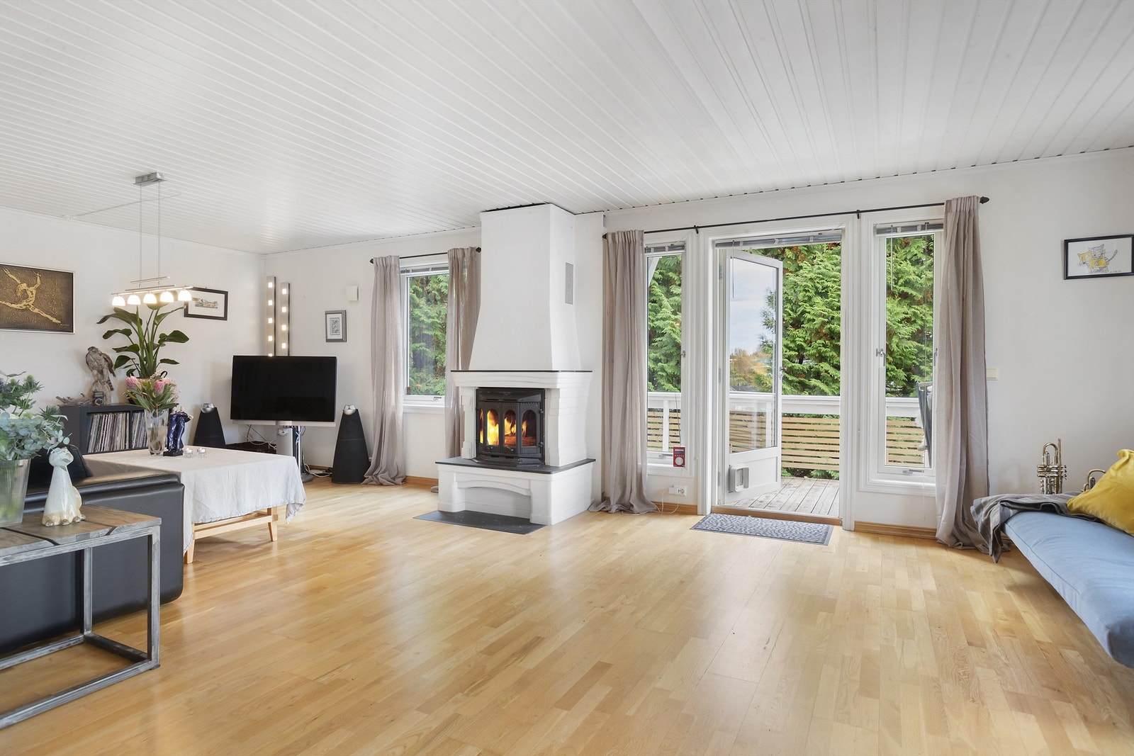 En dekorativ peisovn er plassert i stuen Galleribilde