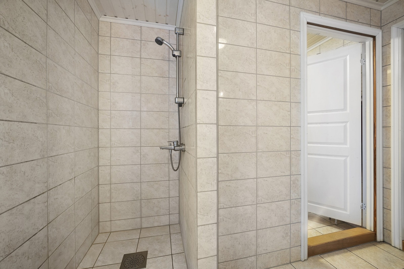 Et bad ligger i 1. etasje og to bad ligger i underetasjen Galleribilde