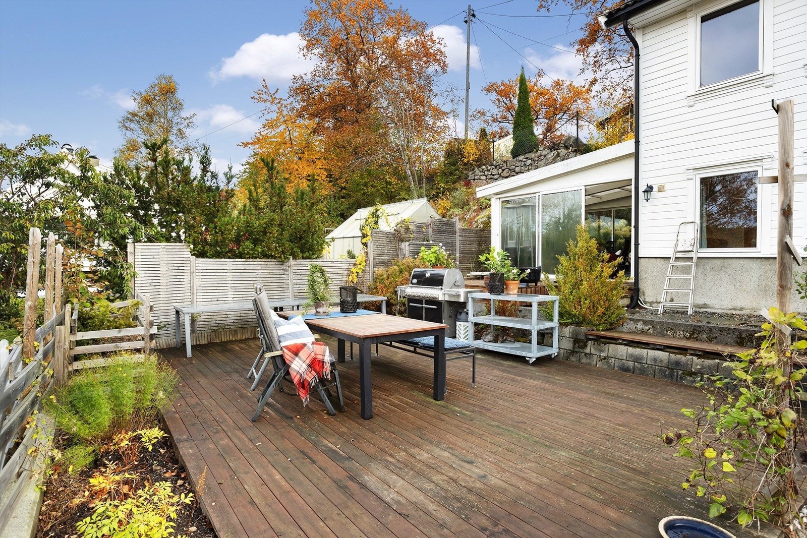 Terrassen har plass til utekjøkken og hagemøbler Galleribilde