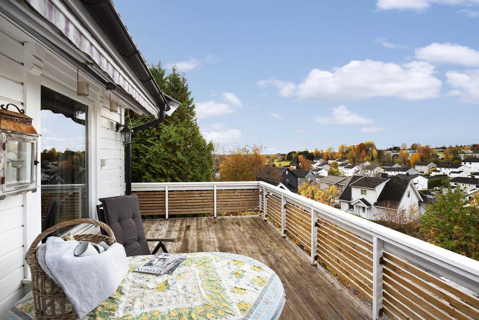 Fra verandaen er det fint utsyn over nabolaget Galleribilde