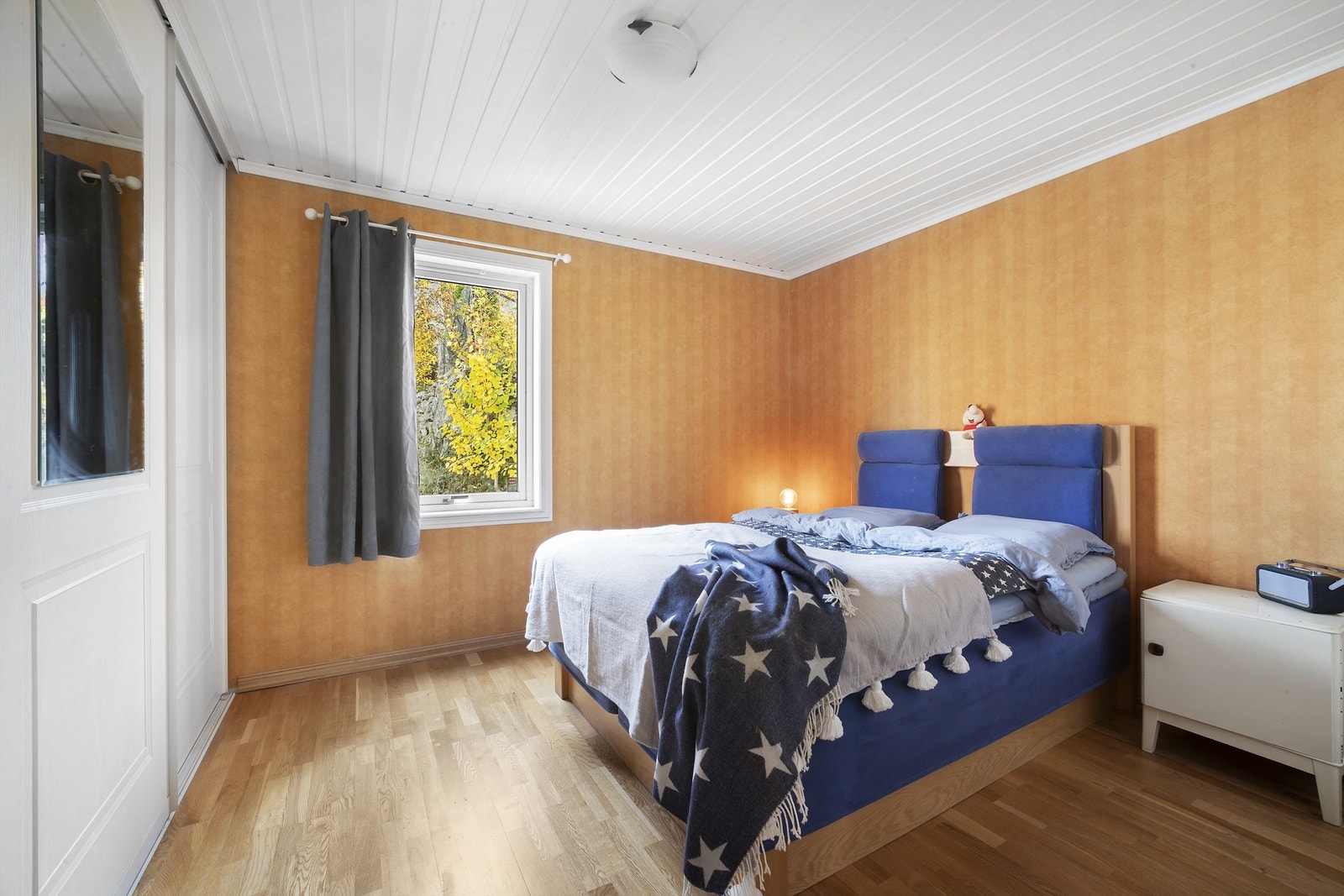 Et soverom ligger i 1. etasje og to i underetasjen Galleribilde
