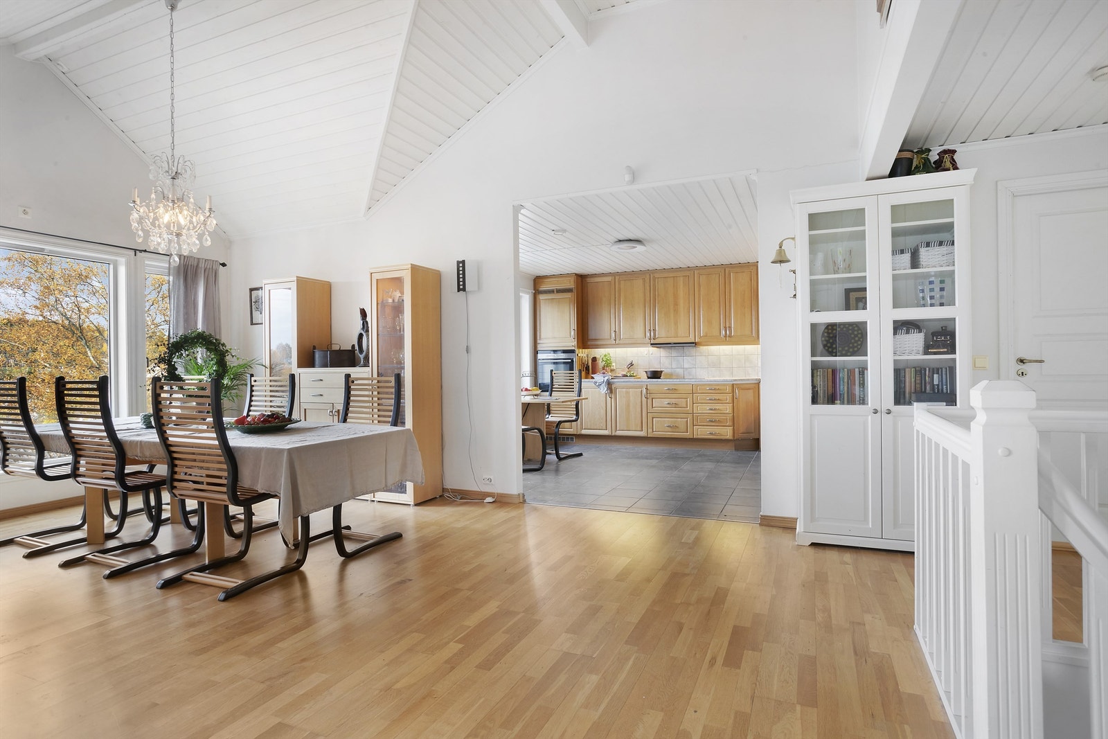 Spisebord og stoler kan plasseres i praktisk tilknytning til kjøkkenet Galleribilde