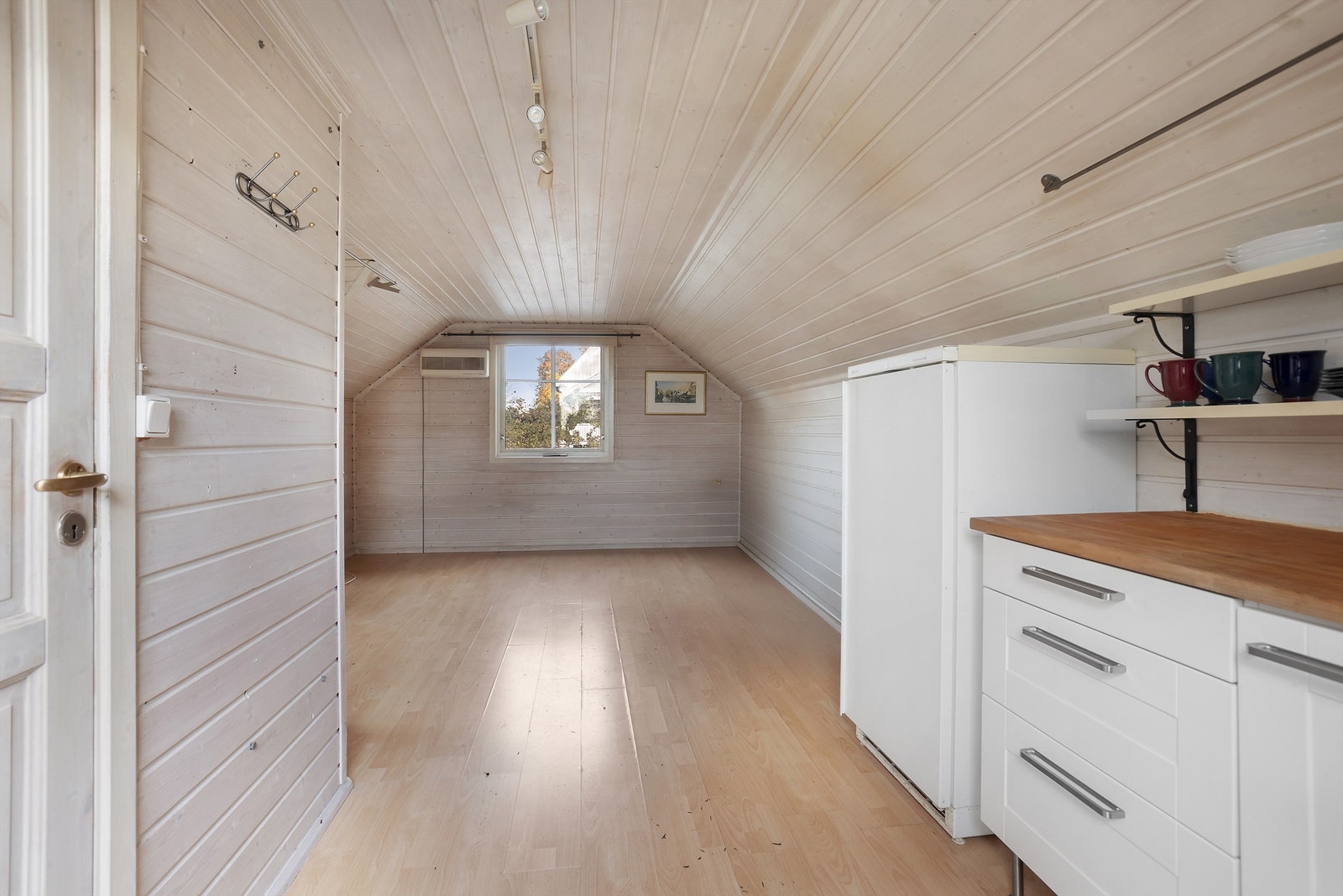 Rommet kan innredes med sovesofa, bord, TV og TV-benk(ikke byggemeldt) Galleribilde