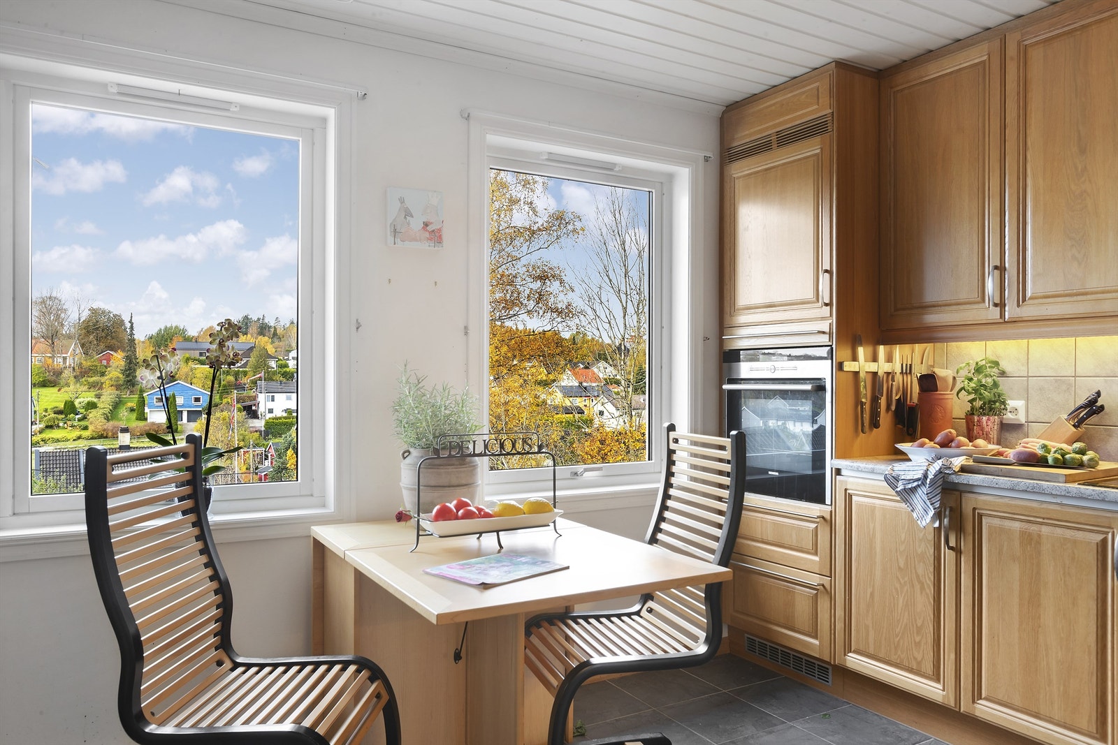 Kjøkkenet har plass til frokostbord og stoler Galleribilde