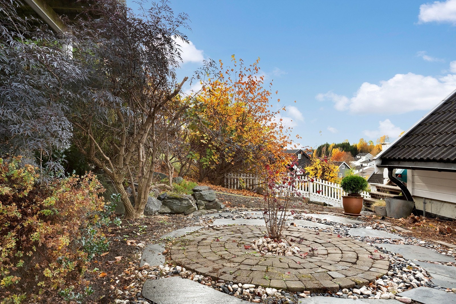 Uteområde ved garasjen Galleribilde