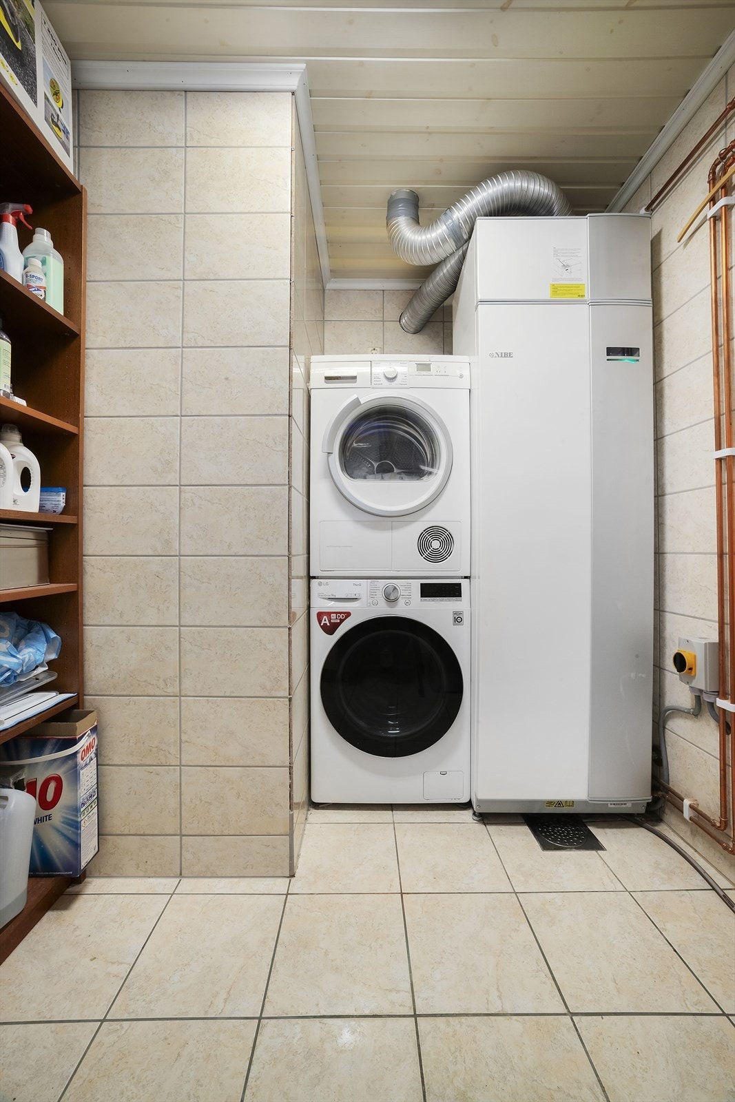 Flislagt vaskerom med plass til vaskemaskin og tørketrommel Galleribilde