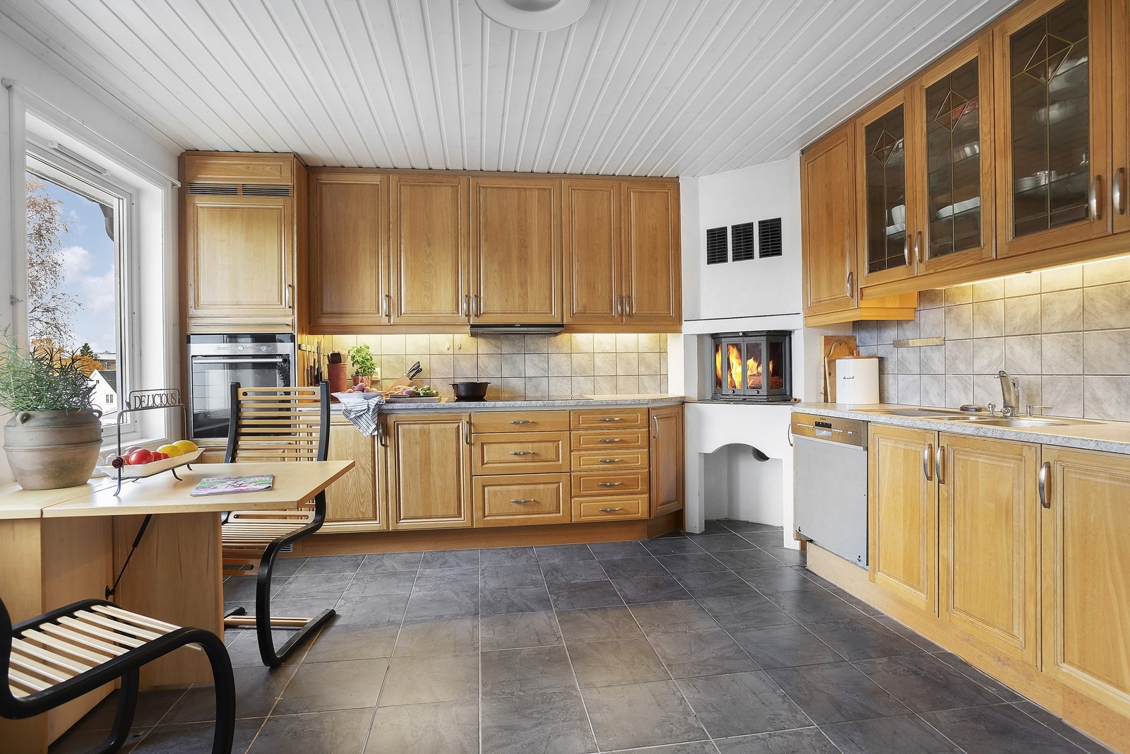 Kjøkken fra byggeår med profilerte fronter og laminat benkeplate Galleribilde