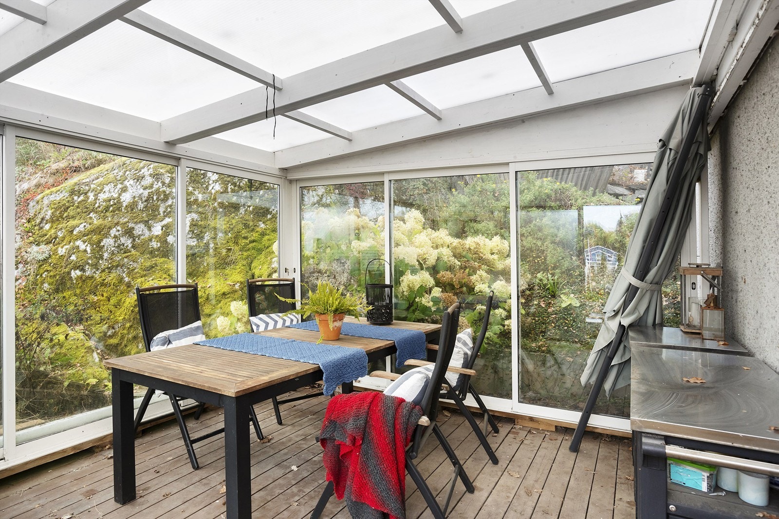 Veggene kan åpnes med skyvedører Galleribilde