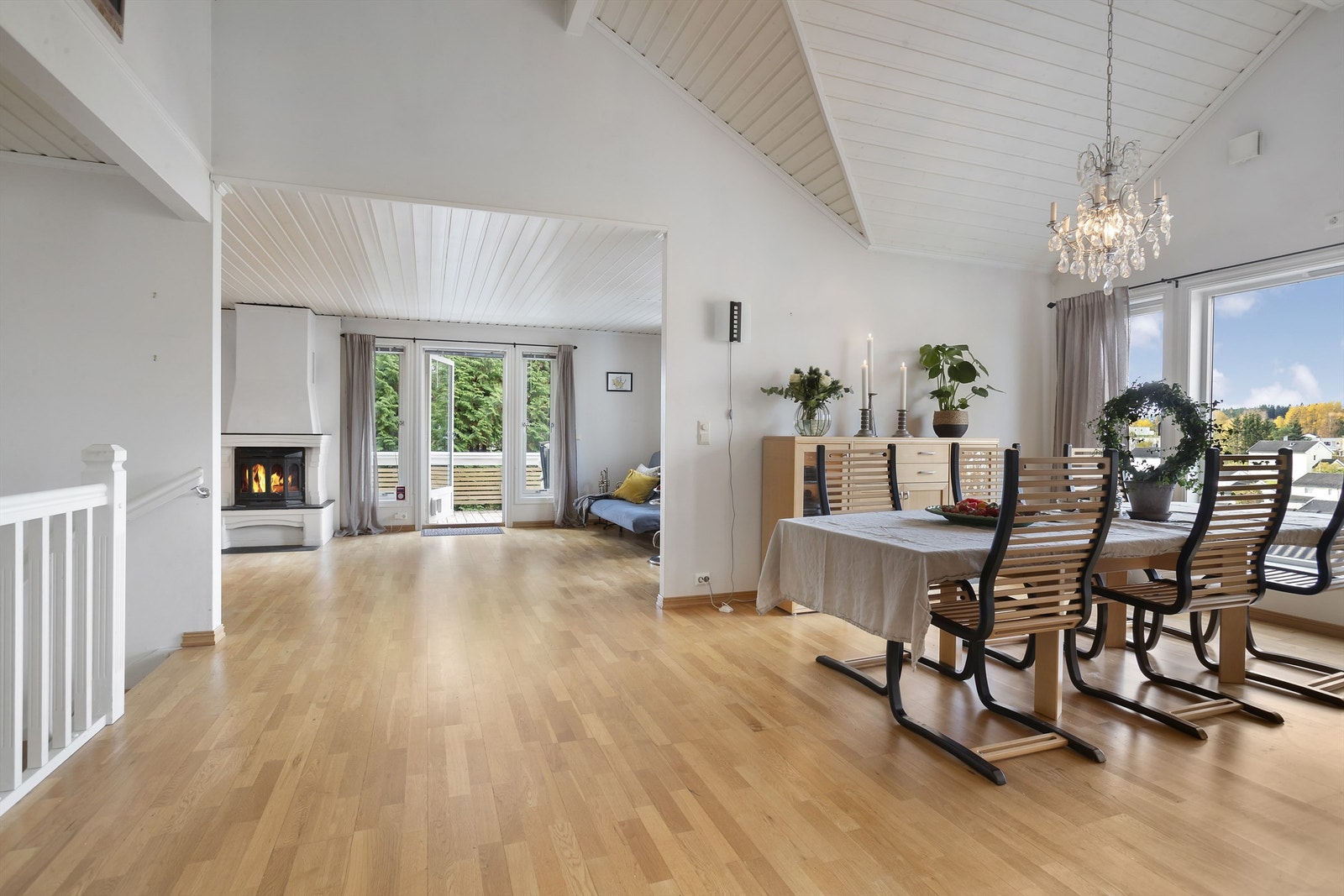 Store vinduer slipper inn rikelig med naturlig lys Galleribilde