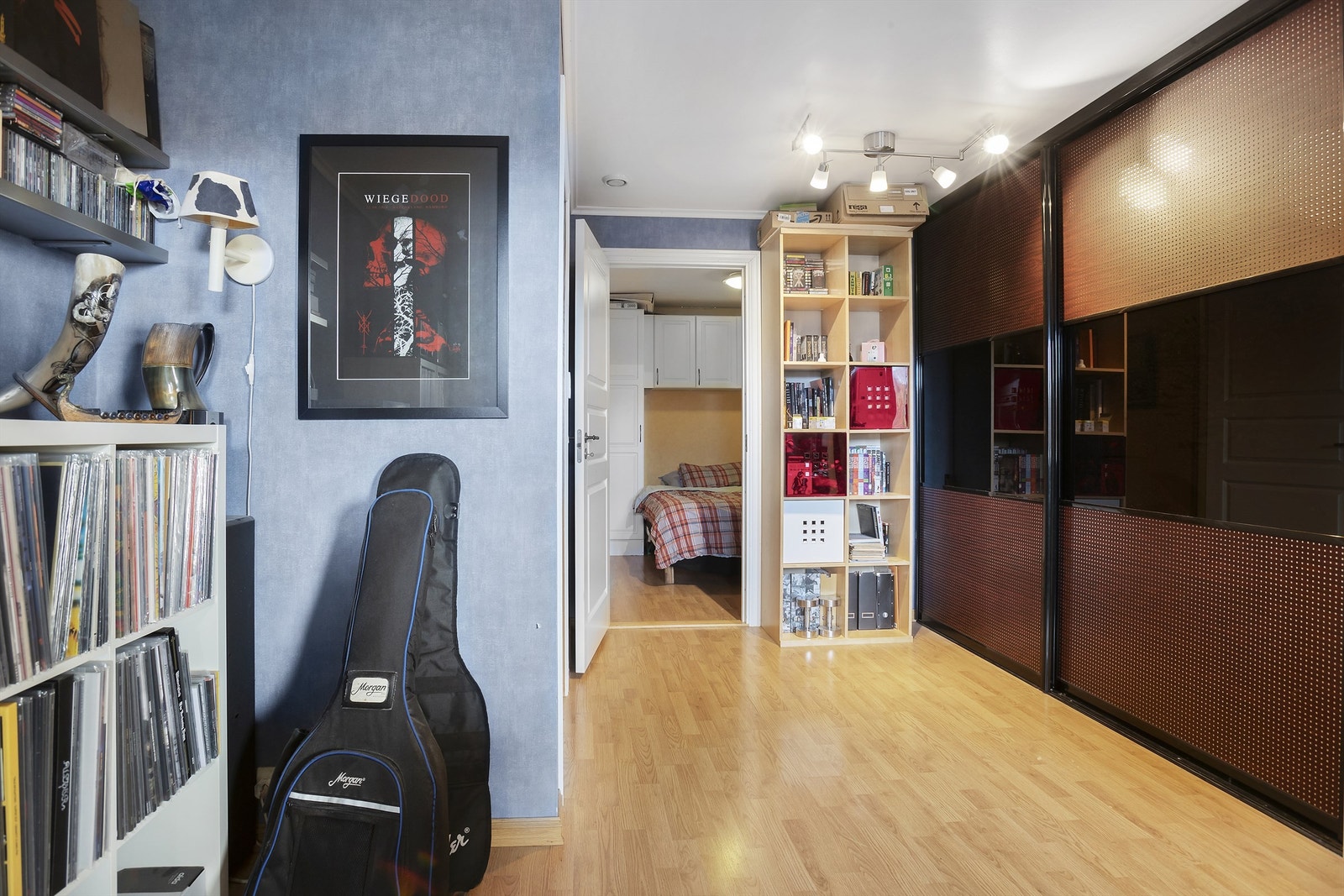 Rommet har stor skyvedørsgarderobe Galleribilde