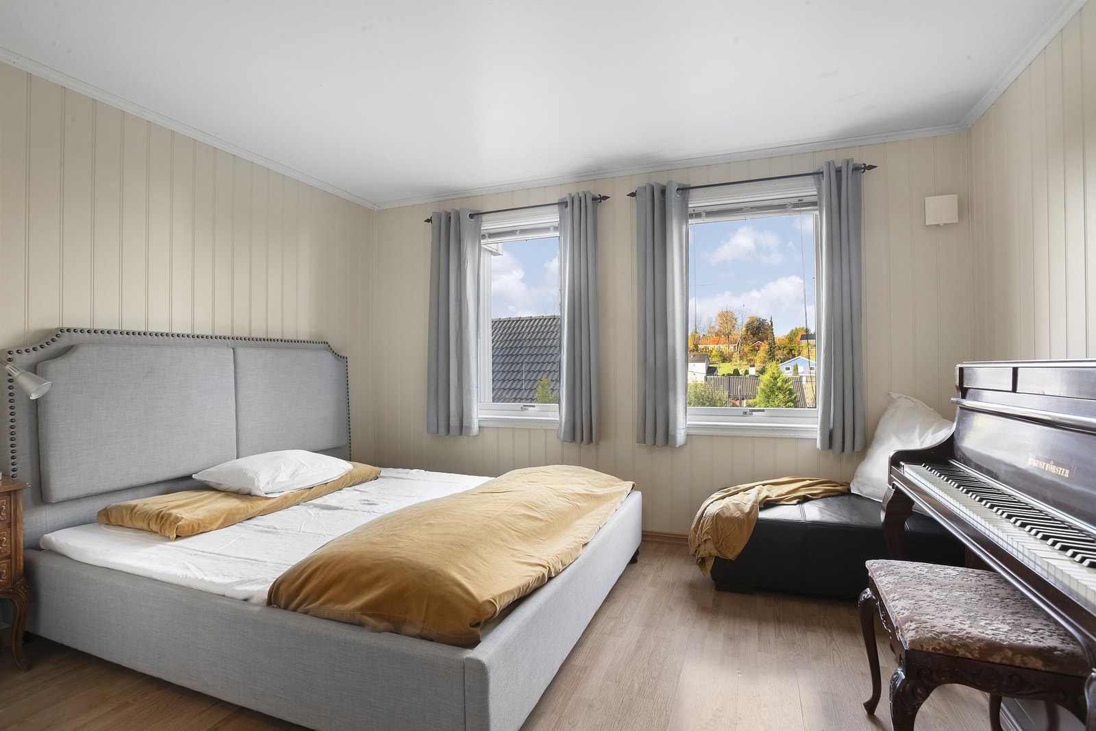 Soverommene kan innredes med seng, nattbord og skrivebord Galleribilde