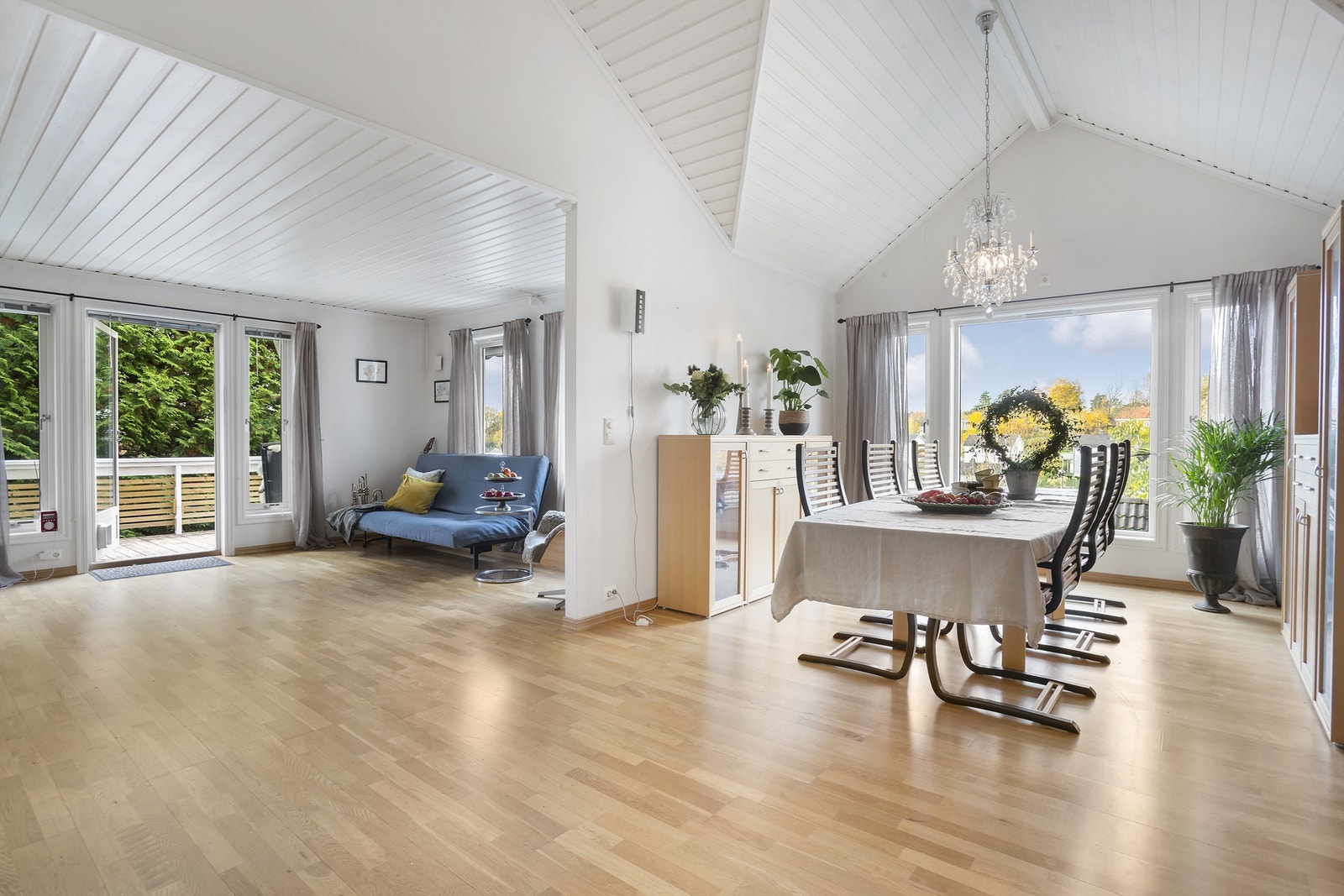 Fin stue med ekstra takhøyde i deler av stuen Galleribilde