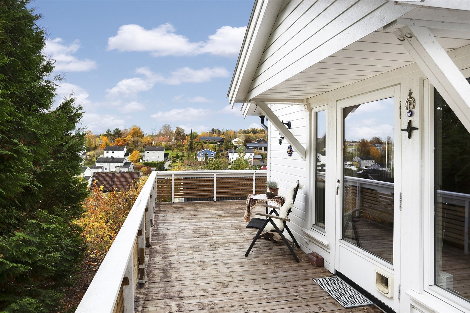 Fra stuen er det utgang til veranda Galleribilde