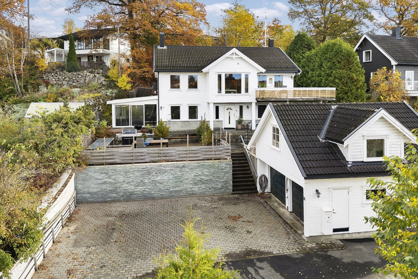 Parkering i dobbelgarasje, samt på egen gårdsplass Galleribilde