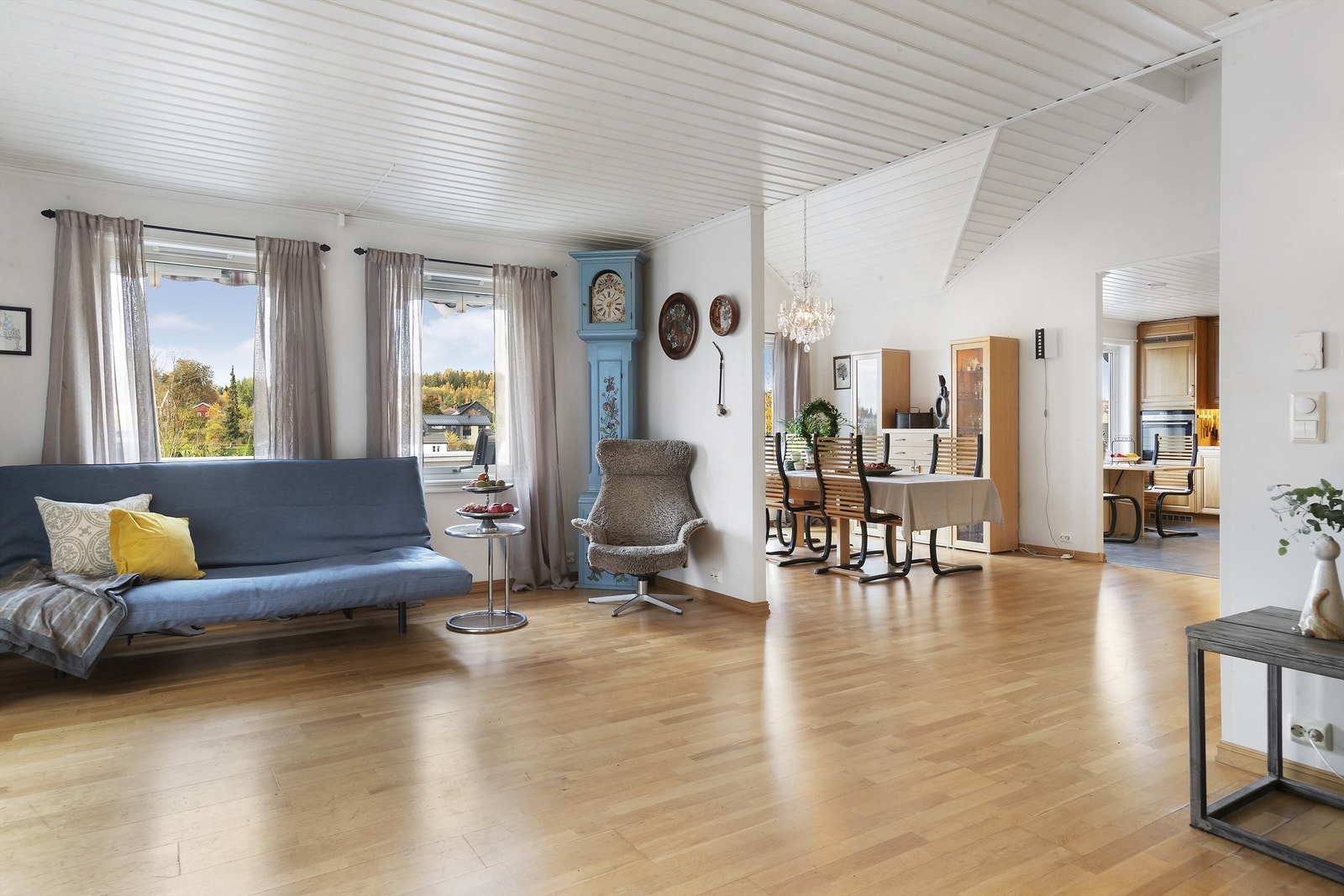 Stuen kan innredes med sofa, bord, TV og tilhørende møblement Galleribilde