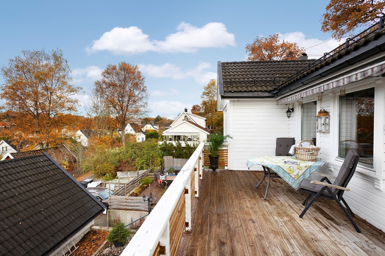 Det er montert markise for de varmeste solskinnsdagene Galleribilde