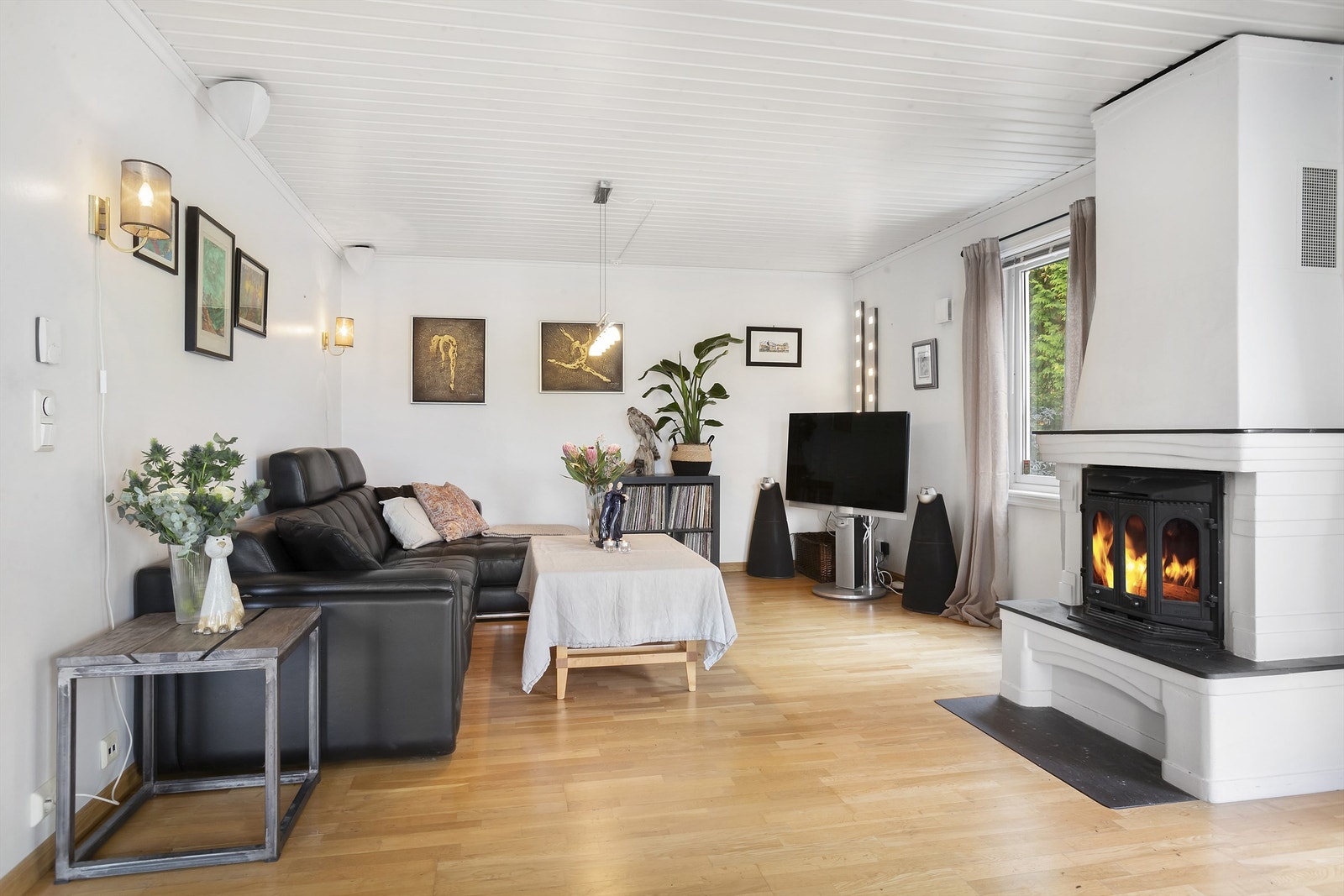 Det er parkett på gulv og slette flater på vegg Galleribilde