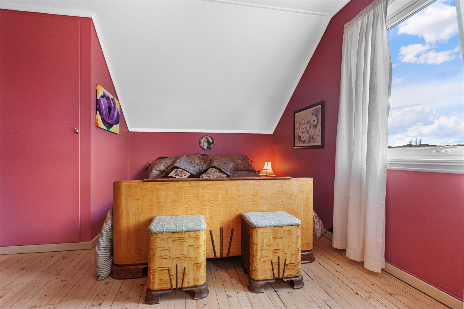 Fra hovedsoverommet kommer man inn til et soverom på 9m² med plass til ønsket sengestørrelse. Galleribilde