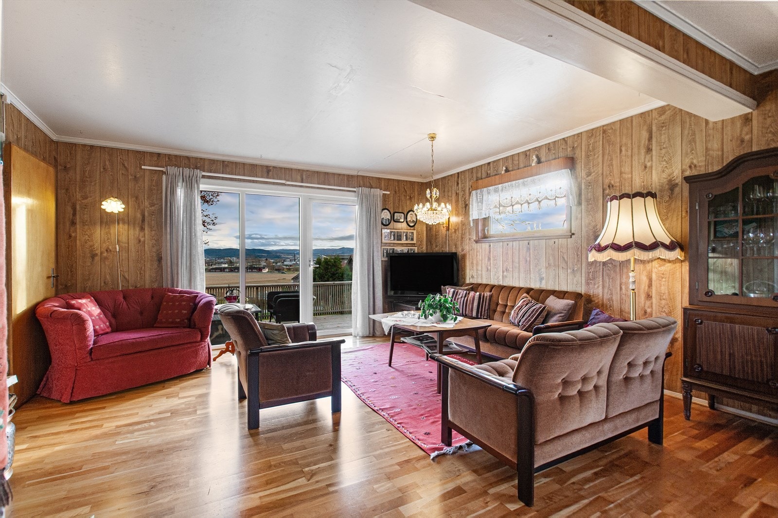 Godt med naturlig lysinnslipp fra de store vindusflatene. Galleribilde