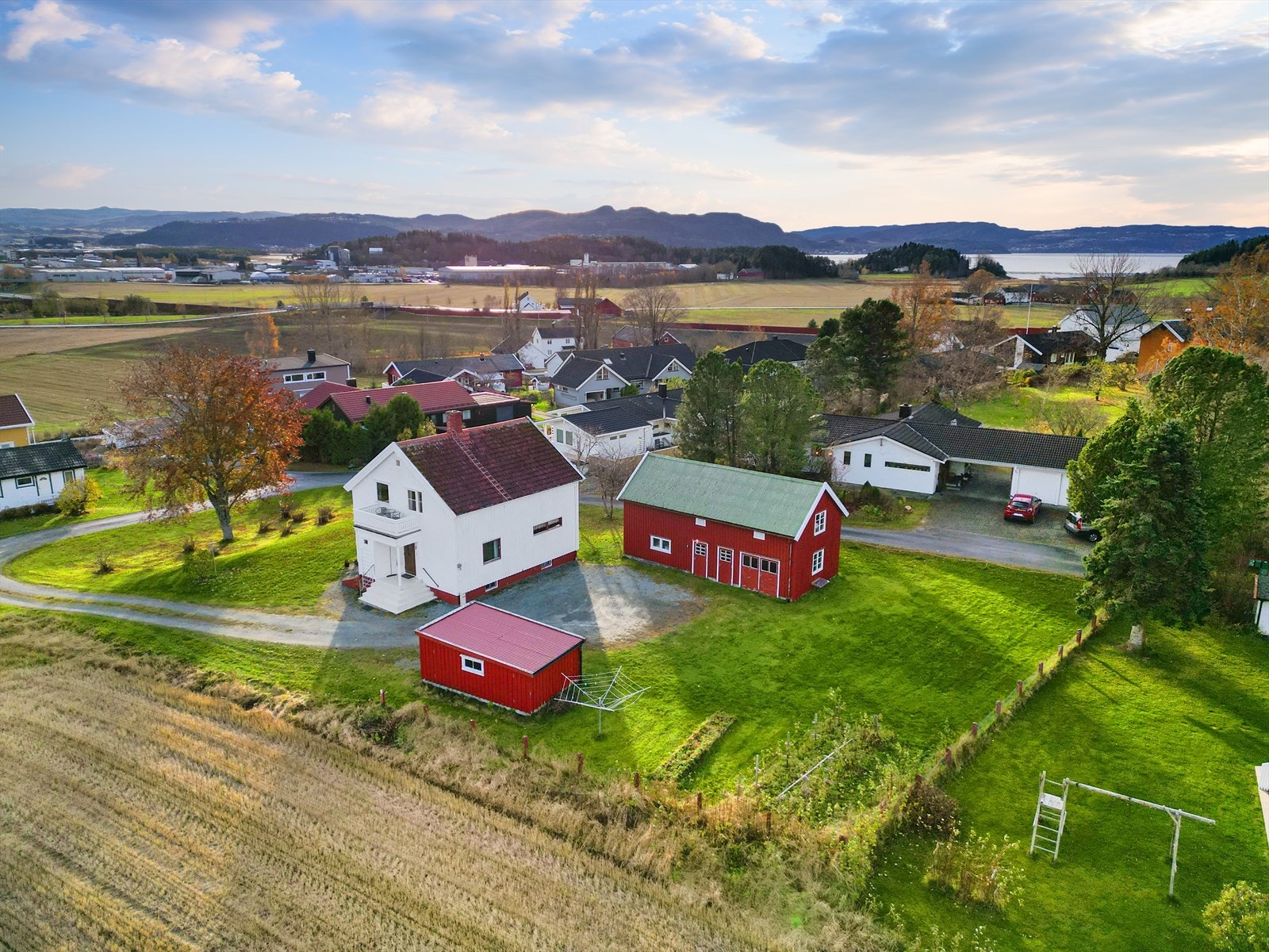 Boligen har en utmerket tomt på ca. 1 770 m². Galleribilde