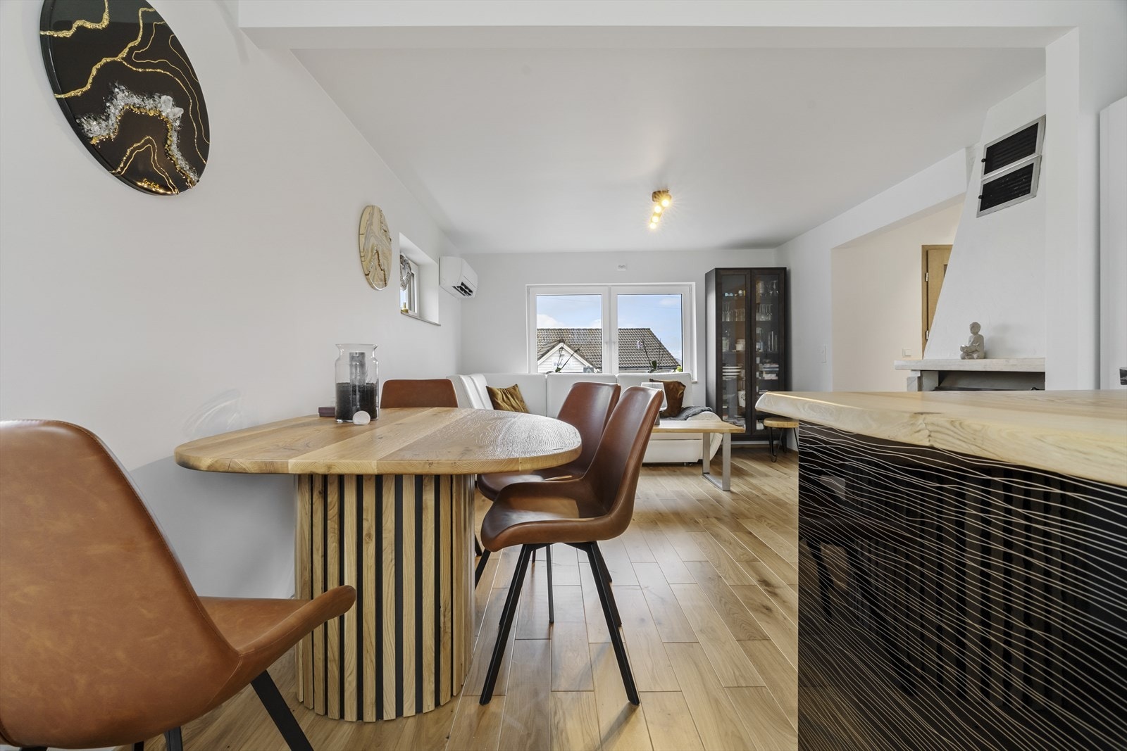 Det er 1-stavs parkett på golv. Heiltre benkeplate i eik og ask. Galleribilde