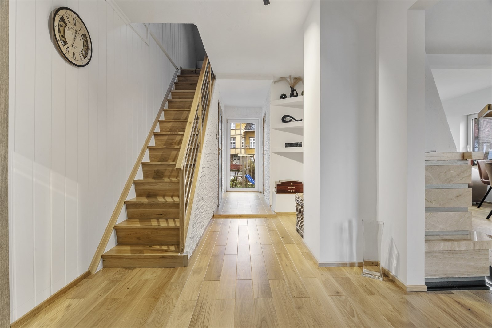 Golvet på hovudplan er 1-stavs parkett med trapp i eik til loftsetasjen Galleribilde