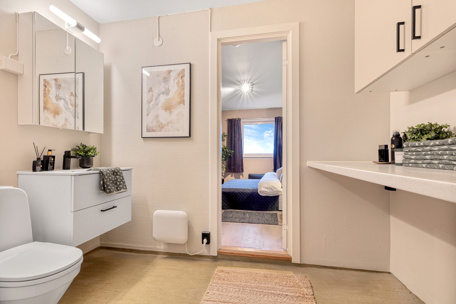 Vaskerom fra byggeår. Overskap og servant nytt 2024. Det er også opplegg for vaskemaskin og tørketrommel. Galleribilde