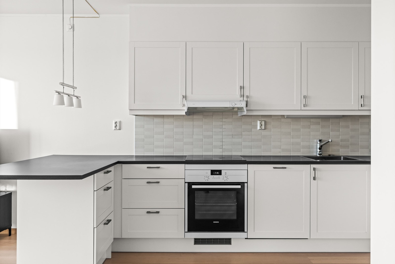 Rikelig med benke- og skapplass. Galleribilde