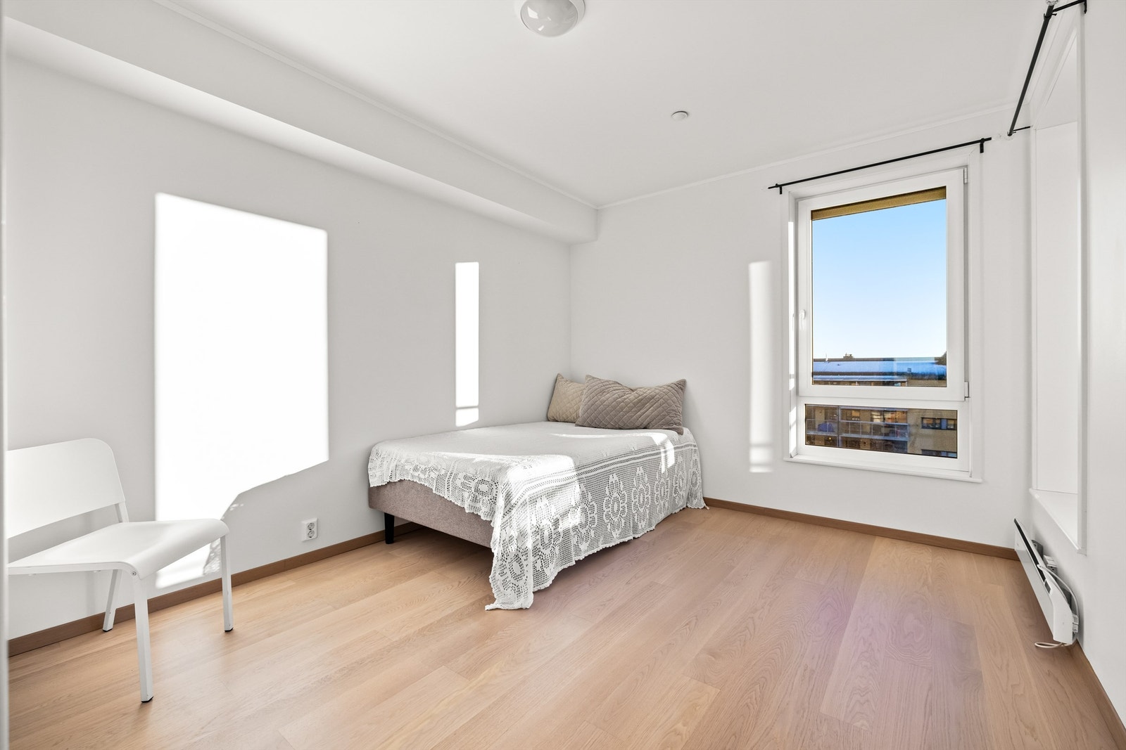 Leiligheten har et lyst og innbydende soverom med adkomst fra stuen. Galleribilde