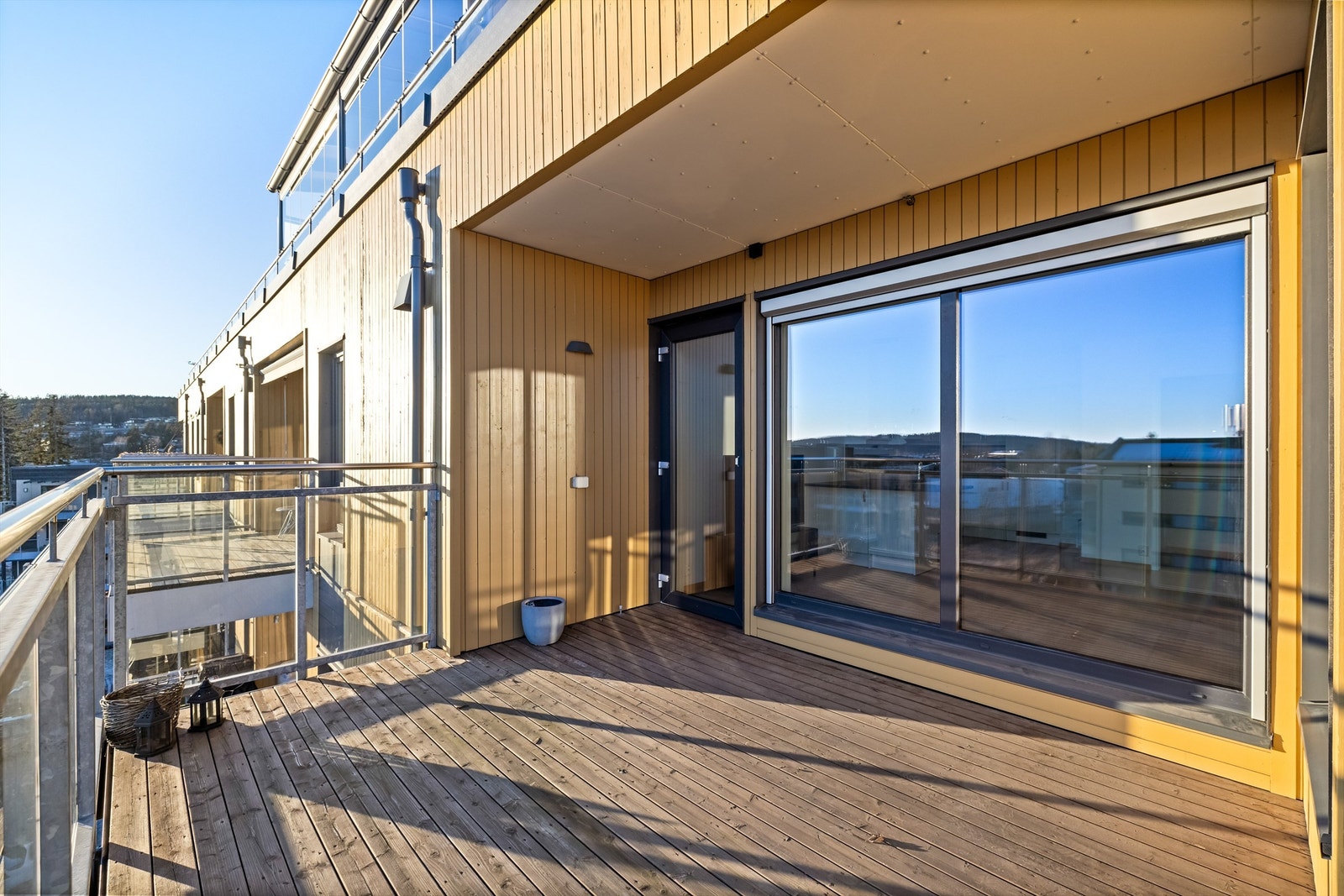 Her kan du nyte solen på dagtid, og det er plass til både sittegruppe og grill. Galleribilde