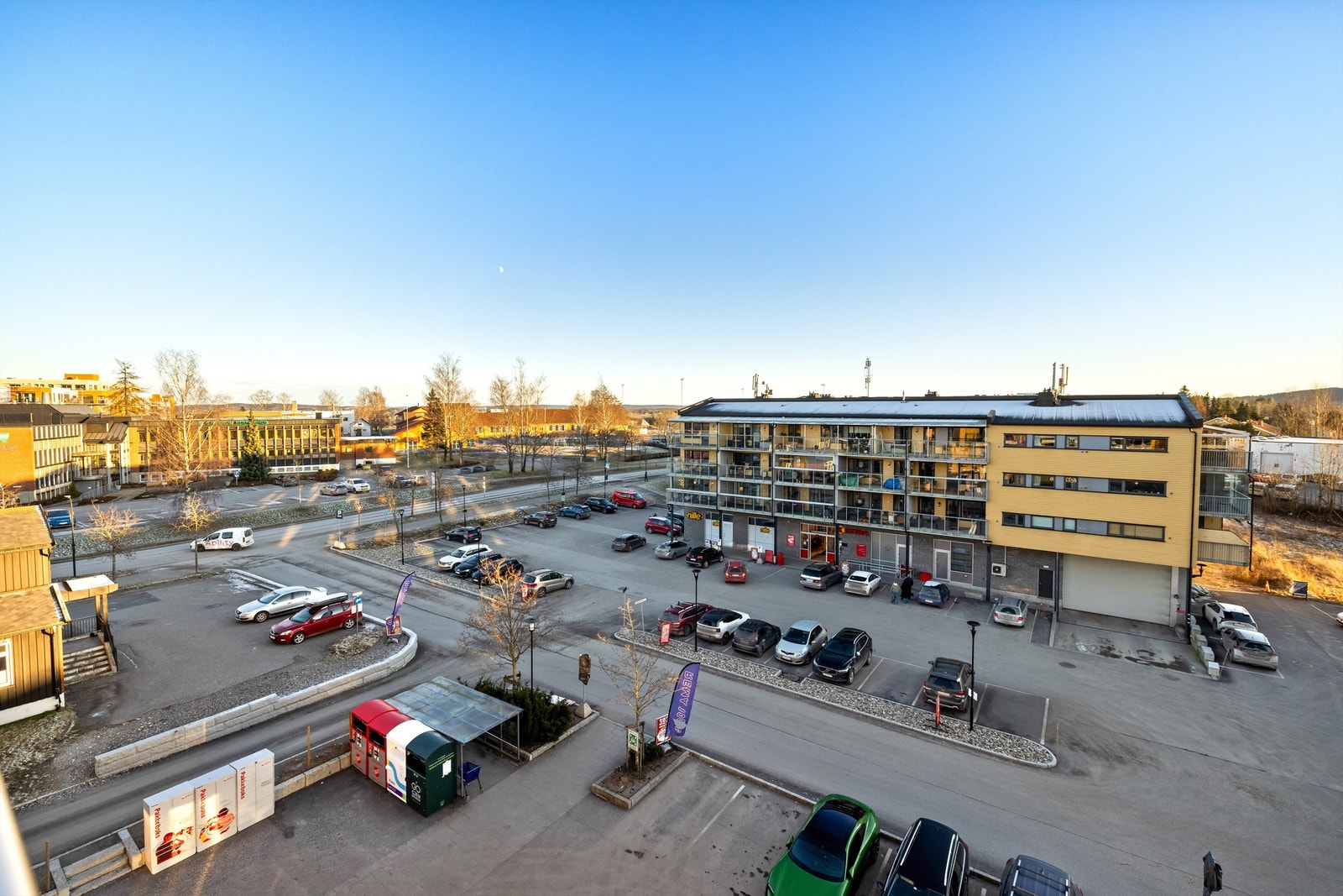 Ask sentrum har også et godt og variert servicetilbud med bl.a. kulturhus, idrettshall, kafé, hotell, vinmonopol og butikker m.m. Galleribilde