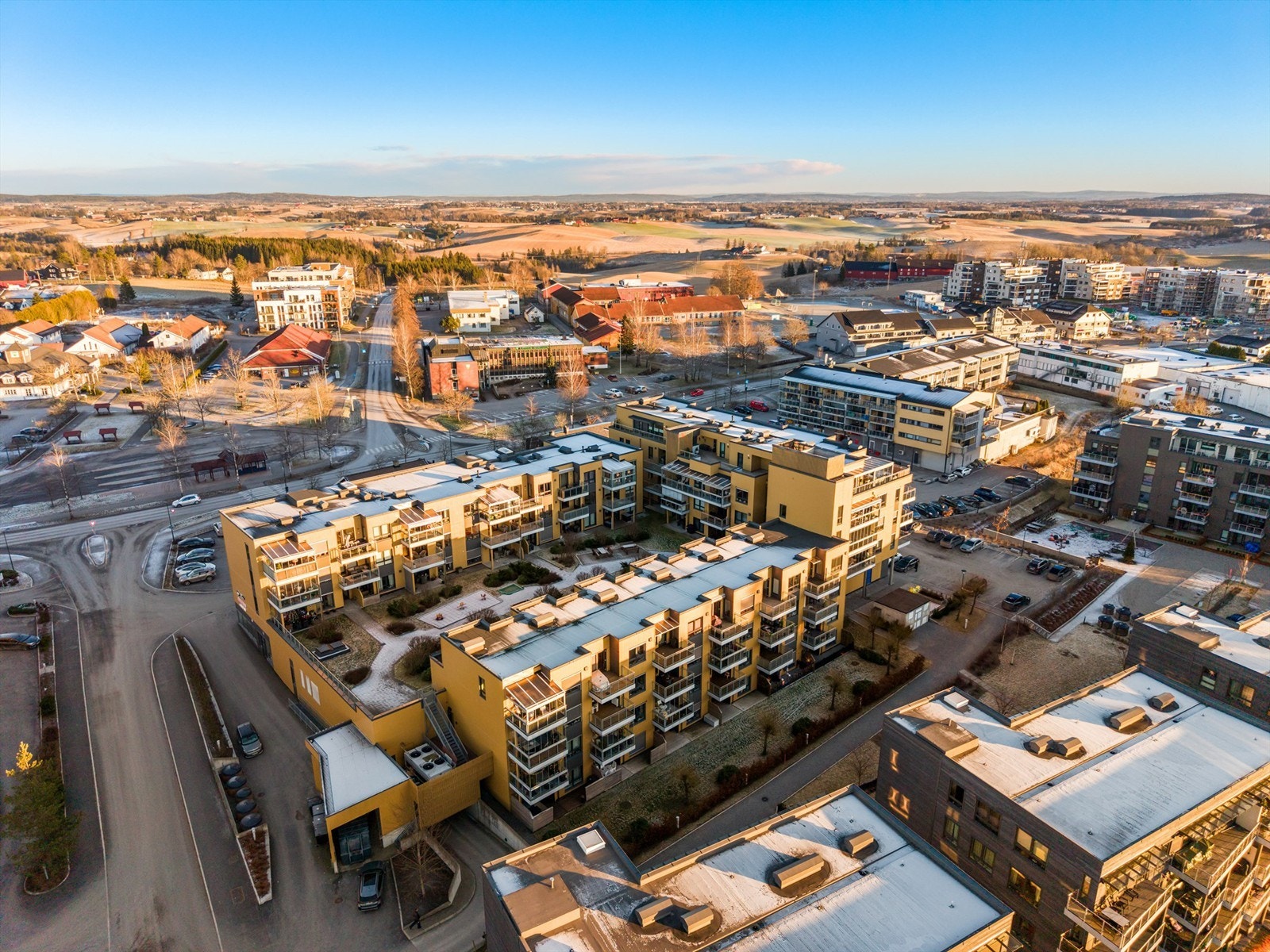 Her har du umiddelbar nærhet til blant annet butikker, apotek, vinmonopol, treningssenter, restauranter og flotte turmuligheter. Galleribilde