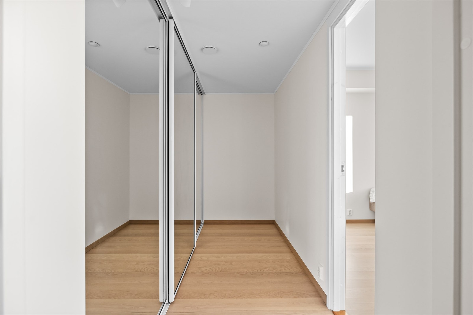 Her finner du en praktisk skyvedørsgarderobe med speildører. Galleribilde