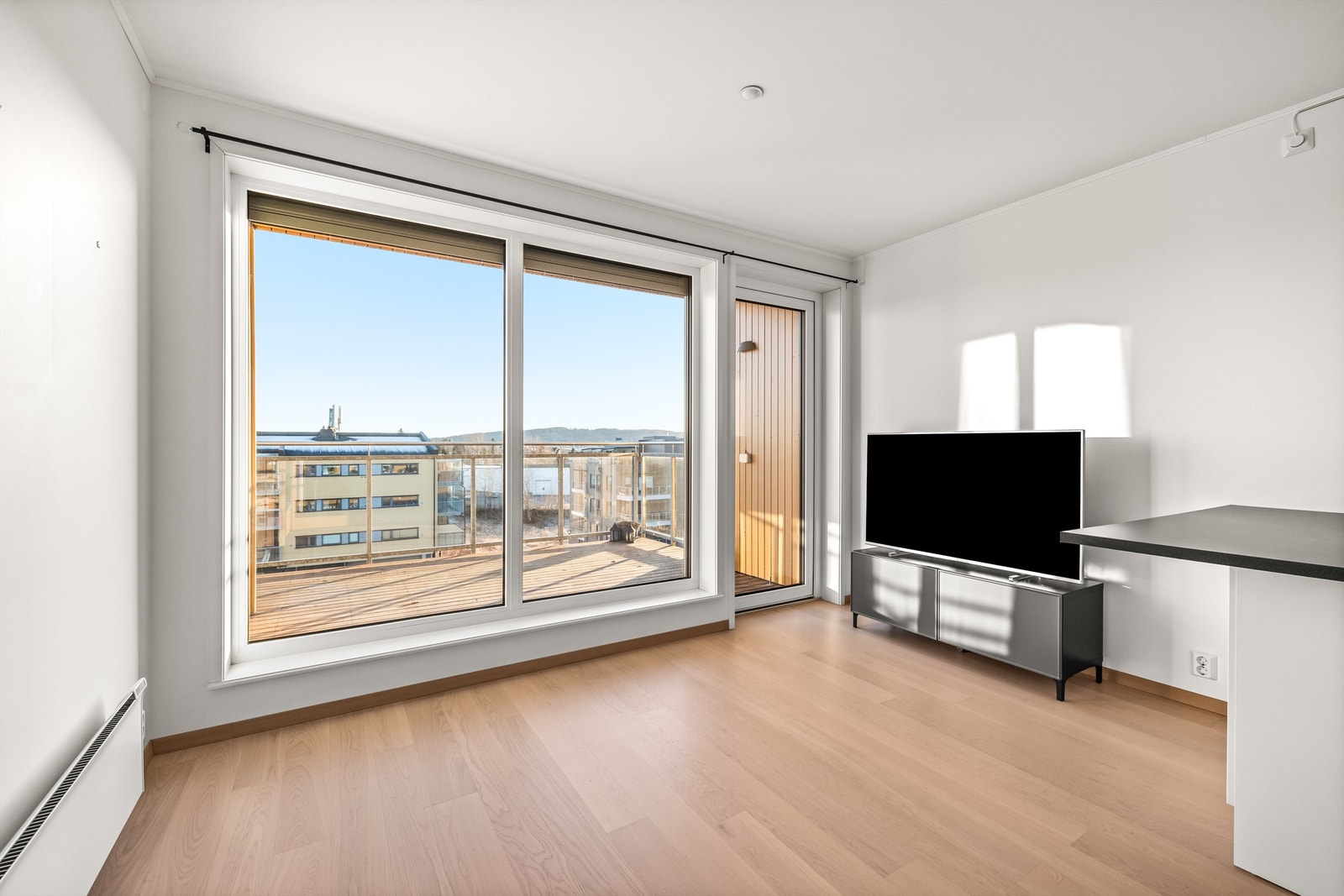 Store vindusflater slipper inn rikelig med lys. Galleribilde